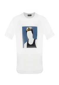 T-shirt Diesel blanc avec un graphique d'une personne sans visage portant un débardeur noir sur fond bleu.