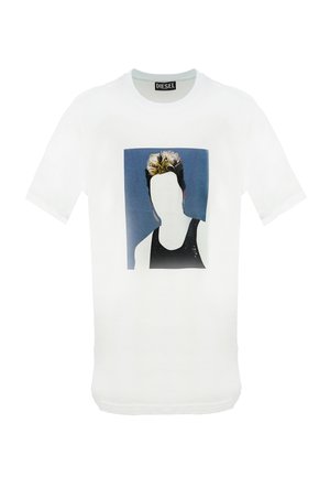 T-shirt bianco Diesel con grafica di una persona senza volto che indossa una canotta nera su uno sfondo blu.