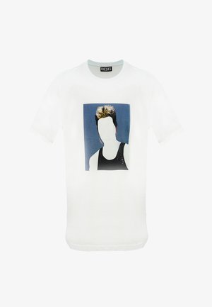 T-shirt Diesel blanc avec un graphique d'une personne sans visage portant un débardeur noir sur fond bleu.