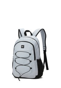 Sac à dos gris clair avec accents noirs, doté de sangles ajustables, de cordes bungee à l'avant et de poches en maille sur les côtés pour le stockage.