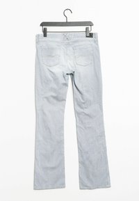 Ljusblå kordjeans med rak benklipp, bakfickor och subtila sömnadsdetaljer. Hänger på en svart plastgalge.