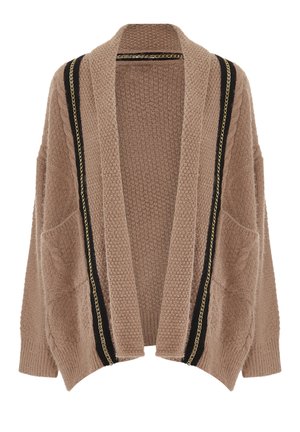 Beige Strickcardigan mit offenem Vorderteil, ausgestattet mit zwei großen Taschen und kontrastierenden schwarzen und goldenen Kettenverzierungen entlang der Kanten.