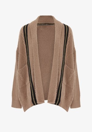 Cárdigan de punto beige con abertura delantera, que cuenta con dos grandes bolsillos y detalles de cadena en negro y dorado en los bordes.