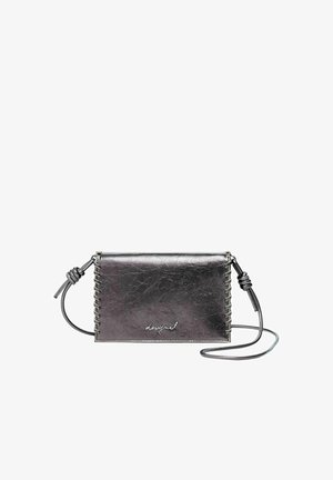 Metalna siva kožna torbica s kopčanjem preko ramena, sa šavom na rubu, sa logotipom sprijeda i tankim podešivim remenom za nošenje.