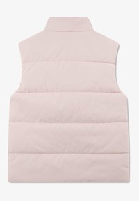 Oblazinjena telovnik v svetlo roza barvi z visokim ovratnikom, z vodoravnimi prešiti črtami in gladko, sijočo teksturo. Brez vidne strojne opreme.