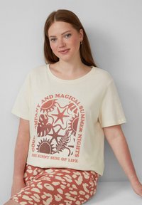Crème T-shirt met korte mouwen van zachte stof, voorzien van een zomerthema-graphic in roestkleur, inclusief zon- en stermotieven.