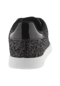 Schwarze glitzernde Sneaker mit einer strukturierten Oberfläche, glänzend schwarzem Absatz und weißer Gummisohle. Einfaches Design mit minimalen Akzenten.