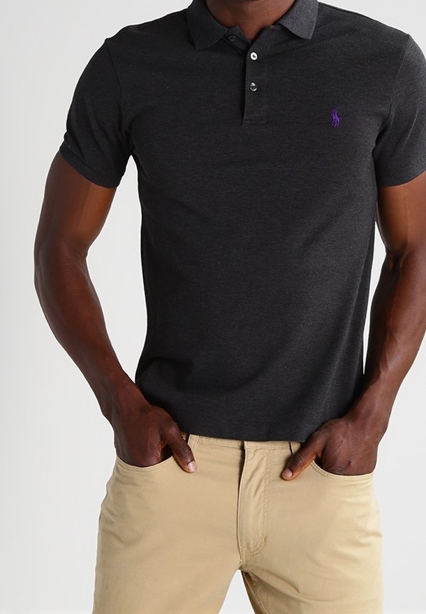 Mörkgrå pikétröja i bomull med klassisk krage, treknappslå och en liten lila logotyp på bröstet.