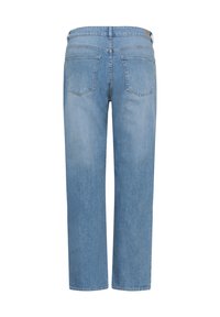 Vaqueros de mezclilla azul claro con piernas rectas, costuras visibles, dos bolsillos traseros y un pequeño parche de logo marrón en la cintura.