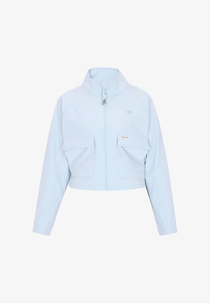 Jachetă scurtă albastru deschis, cu guler înalt, fermoar frontal și două buzunare mari cu clapetă pe piept.