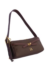 Bolso de tela marrón con una correa de cuero marrón oscuro, herrajes dorados y un detalle de lazo. Cuenta con un logo en la parte frontal y un detalle de cadena.
