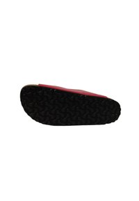 Sandal in gomma rossa con suola nera testurizzata e finitura liscia. Presenta una forma sagomata e un design minimalista. Adatta per un uso casual.