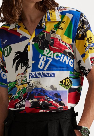 Camisa de manga corta con un collage colorido de gráficos, logotipos y patrones de carreras, hecha de un tejido ligero y con un corte relajado.