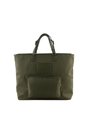 Sac fourre-tout vert olive avec deux poignées, une poche zippée à l'avant et un patch logo rectangulaire cousu au centre.