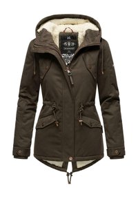 Veste d'hiver à capuche vert olive foncé avec fermeture éclair à l'avant, poches à rabat boutonné, cordons de serrage à la taille et à l'ourlet, et doublure en polaire blanche visible à l'intérieur.