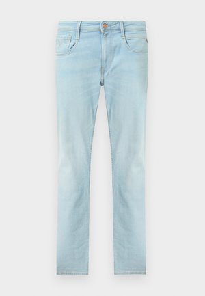 Jeans skinny azzurri chiaro con tasche frontali, passanti per cintura e chiusura con bottone di rame su sfondo bianco.