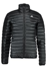 Veste matelassée noire avec col haut, fermeture éclair frontale et texture matelassée horizontale. Présente un logo Adidas blanc sur la poitrine.