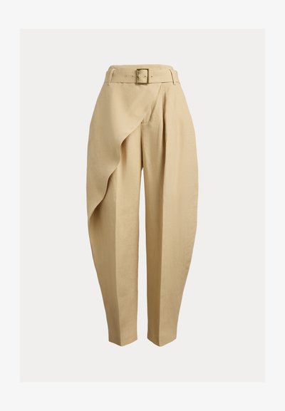 Μπεζ λινά παντελόνια με φαρδιά γραμμή, που διαθέτουν διπλωμένο εμπρόσθιο πάνελ και ζώνη στη μέση. Υφασμάτινη υφή με πιέτες.