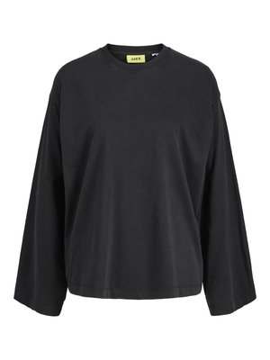 Črna majica z dolgimi rokavi in okrolim izrezom, sproščenega kroja z rumeno znamko v notranjosti ovratnika.