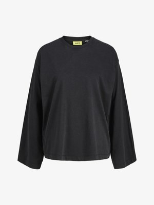 Črna majica z dolgimi rokavi in okrolim izrezom, sproščenega kroja z rumeno znamko v notranjosti ovratnika.