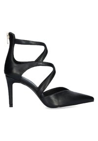 Zapato de tacón alto de cuero negro con punta afilada, cortes laterales y correas elásticas. Cuenta con una cremallera trasera para facilitar su uso.