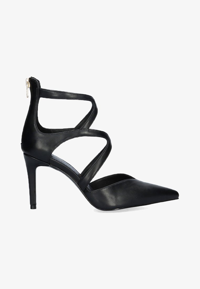 Zapato de tacón alto de cuero negro con punta afilada, cortes laterales y correas elásticas. Cuenta con una cremallera trasera para facilitar su uso.