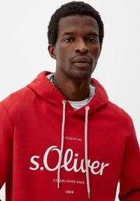 s.Oliver  OP DE VOORKANT czerwony