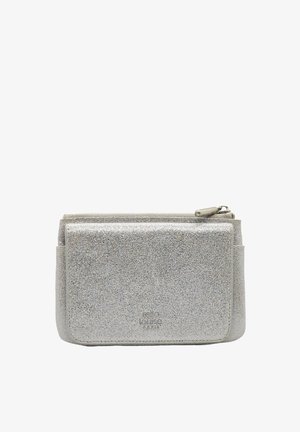 Porte-monnaie en paillettes argentées avec une texture lisse, présentant une fermeture zippée et une poche avant. Design rectangulaire simple avec un détail de marque subtil.