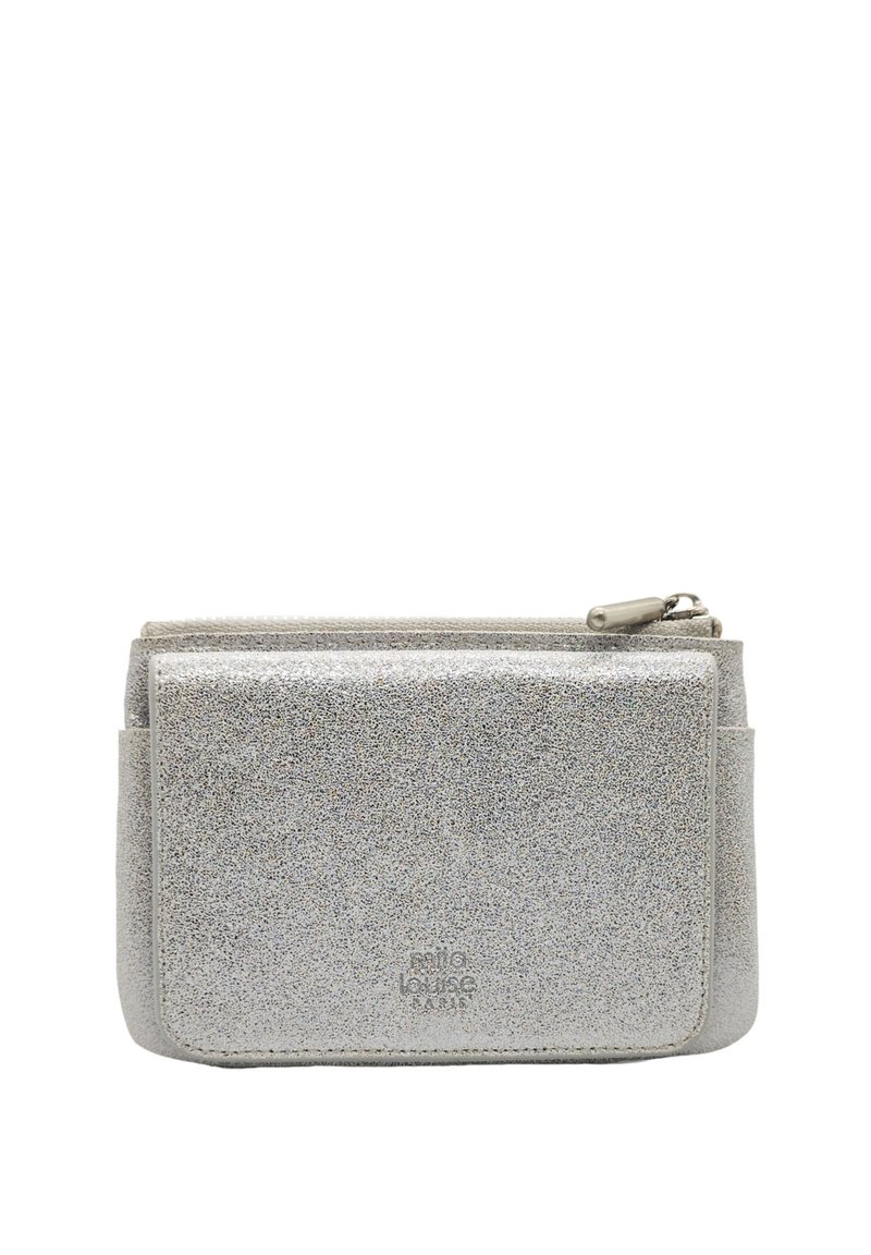 Porte-monnaie en paillettes argentées avec une texture lisse, présentant une fermeture zippée et une poche avant. Design rectangulaire simple avec un détail de marque subtil.