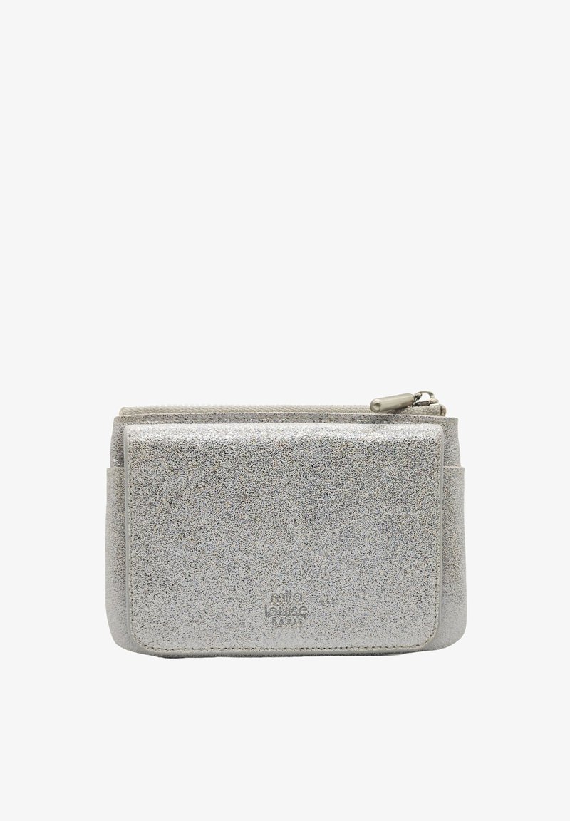 Porte-monnaie en paillettes argentées avec une texture lisse, présentant une fermeture zippée et une poche avant. Design rectangulaire simple avec un détail de marque subtil.