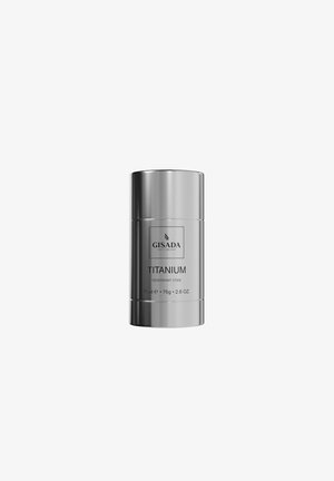 Silberner zylindrischer Deo-Stick mit der Aufschrift Gisada Titanium, 75 ml, 76 g, 2,6 oz, aufrecht stehend vor weißem Hintergrund.