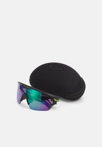 Sportsonnenbrille mit einem schwarzen Rahmen, bunten Verlaufsgläsern, die von Grün nach Lila übergehen, begleitet von einem schwarzen Hartschalenetui.