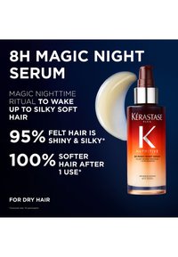 Kérastase 8H Magic Night Serum i en flaska med gradering från bärnsten till mörkare nyans med mörkt lock. Krämigt vitt serum visas bredvid flaskan. Texten framhäver fördelarna.