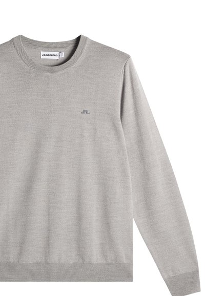 Ανοιχτό γκρι πουλόβερ με μακριά μανίκια και στρογγυλή λαιμόκοψη, με ριμπ μανσέτες και τελείωμα, μικρό κεντημένο λογότυπο στο αριστερό στήθος, κατασκευασμένο από J. Lindeberg.