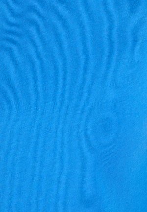 Textura de tela de punto azul brillante con un patrón de puntadas ajustado y uniforme, mostrando color consistente y detalles finos en toda la superficie.