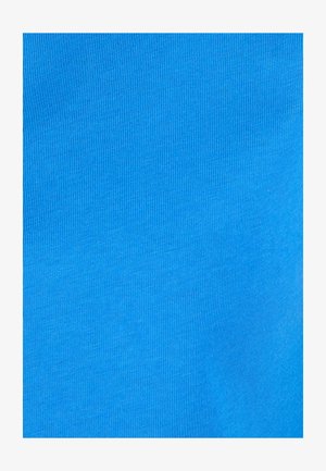 Textura de tela de punto azul brillante con un patrón de puntadas ajustado y uniforme, mostrando color consistente y detalles finos en toda la superficie.