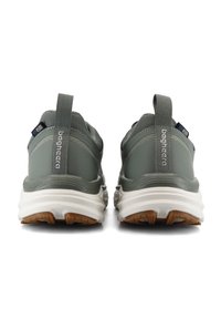 Grå sportskor med mesh-övre, dragflugor, vadderad vit mellansula och gummiyttersula för bra grepp. Har varumärkeslogotyp på hälen.