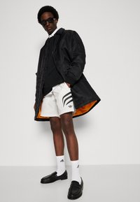 adidas Originals ATL SHORTS - Calças de fato de treino - cloud white