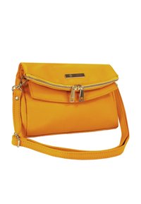 Gelbe Lederhandtasche mit Reißverschluss, Klappe und abnehmbarem Schulterriemen; mit goldfarbenen Metallakzenten.