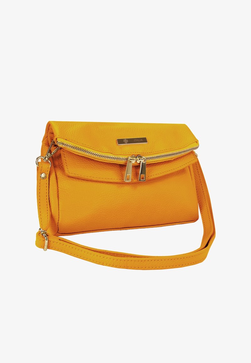 Gelbe Lederhandtasche mit Reißverschluss, Klappe und abnehmbarem Schulterriemen; mit goldfarbenen Metallakzenten.