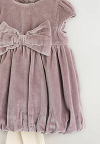 Samtkleid in sanftem Lavendel mit kurzen Ärmeln, einer großen Schleife an der Taille und einem gerafften Rock. Verfügt über eine glatte Textur und einen elastischen Saum.