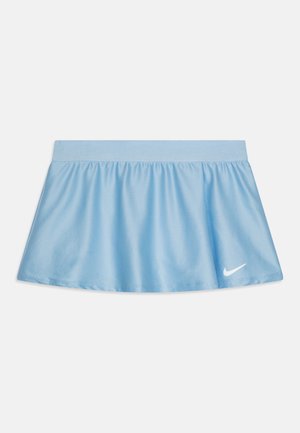 Svetlomodrá športová sukňa s širokým elastickým pásom, rozšíreným strihom a jemnou sieťovinou. Na dolnom pravom rohu sa nachádza biele logo Nike.