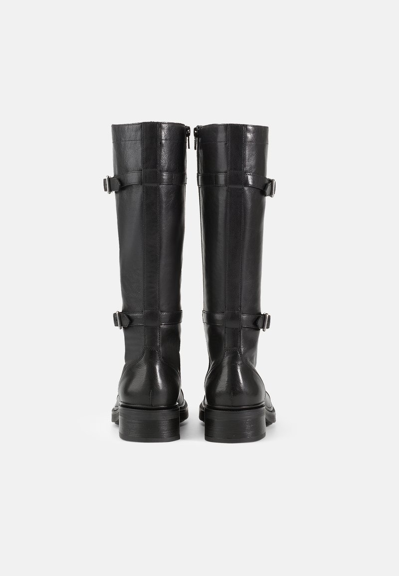 Schwarze Lederstiefel bis zum Knie mit glatter Textur, flachen Sohlen, seitlichen Reißverschlüssen und zwei Riemenakzenten an der oberen Seite.