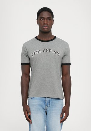 Tricou gri din bumbac cu guler și mansete negre cu nervuri, având inscripția "PAUL AND JOE" imprimată cu un font alb curbat pe piept.
