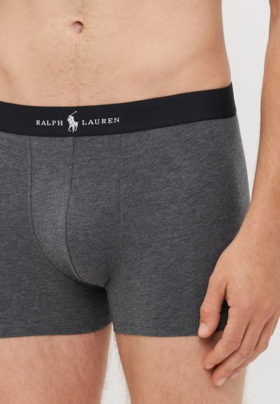 Muške sive pamučne bokserice s crnim elastičnim pojasom, s logotipom "RALPH LAUREN" u bijeloj boji. Glatka tekstura, prilagođen dizajn.