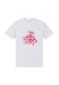 Witte katoenen t-shirt met een roze grafisch ontwerp van drie figuren rondom een hart, in bold lijnen met een licht versleten textuur.
