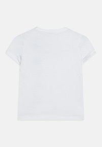 Camiseta blanca de manga corta hecha de algodón con cuello redondo, con un diseño liso y sin gráficos ni acentos visibles.