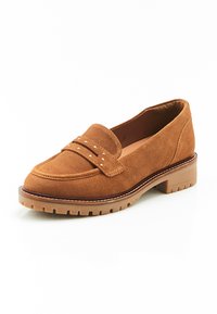 Mocassin en suede marron avec un bout légèrement arrondi, un accent de double sangle, des clous décoratifs et une semelle en caoutchouc épaisse pour l'adhérence.