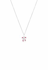 Collar de plata con un pequeño colgante en forma de lazo que presenta acentos de esmalte rojo y una piedra central transparente, suspendido de una fina cadena.