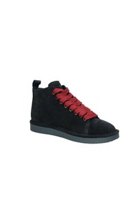 Sneaker alte in suede nero con lacci rossi, suola in gomma e un inserto sul retro. Presentano una texture liscia e punta rotonda.